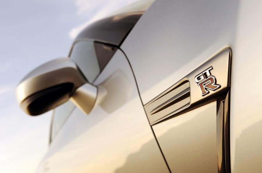  Nissan GT-R 2010 года  (фото 35 из 44)